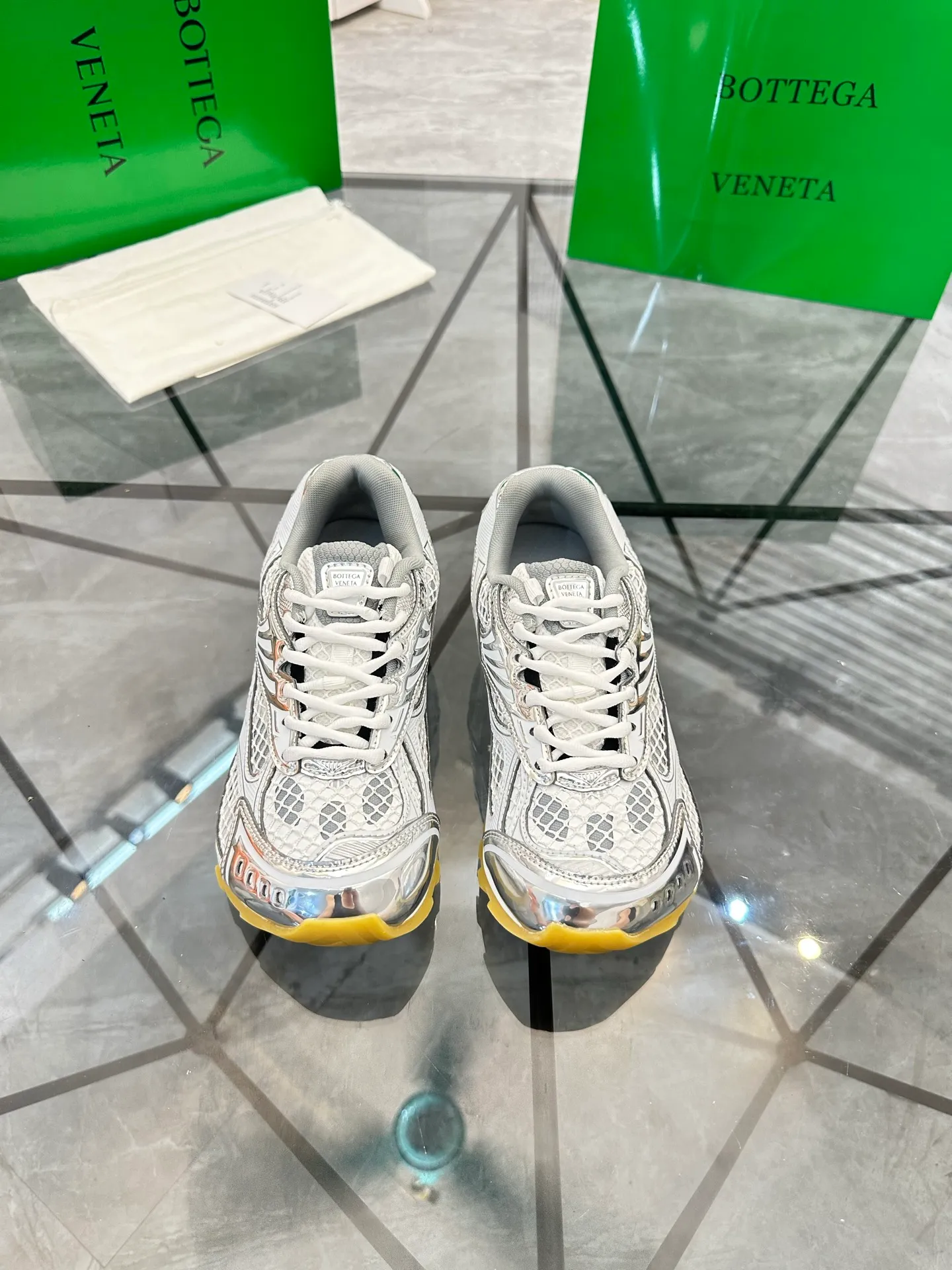 Factory men's shoes 💰: 620💰 (top version) BV Orbit sneakers Wang Yibo's same style couple's dad shoes Runner sneakers, made of lightweight technical mesh fabric. Matched with geometric pattern designed rubber outsole Wang Zha series high version Look for the package craftsmanship The actual height is much higher, but the legs are still slim. Very nice and playable and durable Matching to the standard 💯 Package shoe technology Look for the high version The outsole is made of color-blocked TPU outsole Women's model 35 36 37 38 39 40 41 (40 41 customized) Men's model 38 39 40 41 42 43 44 45. (Customized size 38 45.46) No. H345
